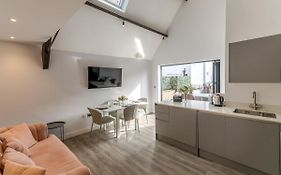 Pass The Keys Dahlia Contemporary Town Centre Apartment